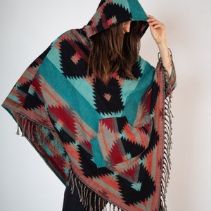 Farbenfroher Wohlfühl-Poncho: Kuscheliger Komfort für kalte Tage Kapuzen Poncho Unisex Cape Festival Poncho Bild 4