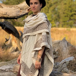 Eleganter Tribal Poncho: Boho-Chic trifft auf Handwerkskunst Stylischer langer Poncho Nomade Festival. Bild 7