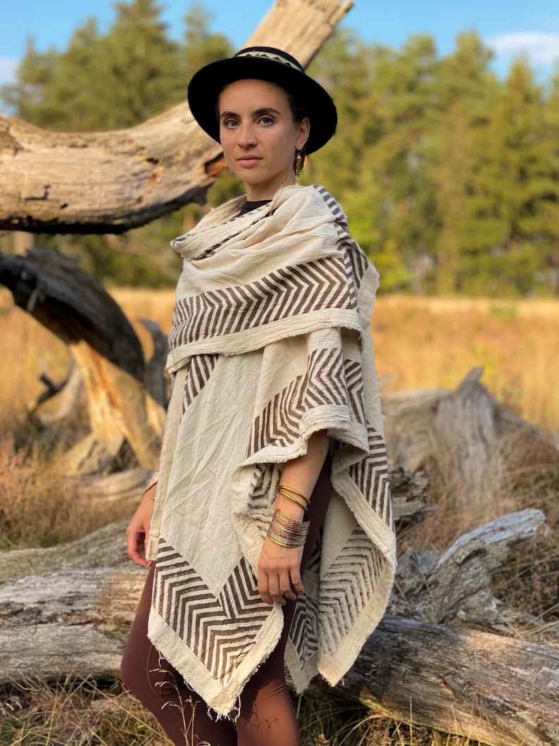 Eleganter Tribal Poncho: Boho-Chic trifft auf Handwerkskunst Stylischer langer Poncho Nomade Festival. Bild 7