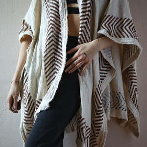 Eleganter Tribal Poncho: Boho-Chic trifft auf Handwerkskunst Stylischer langer Poncho Nomade Festival. Bild 5