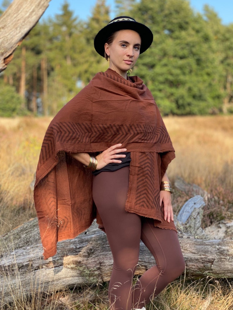 Eleganter Tribal Poncho: Boho-Chic trifft auf Handwerkskunst Stylischer langer Poncho Nomade Festival. Bild 7