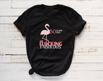 Lustiges Flamingo Shirt - 60 Jahre alt und Beflockung Fabelhaft - Flamingo Liebhaber personalisiertes Geschenk - Premium Unisex Classic Fit T-Shirt S0010