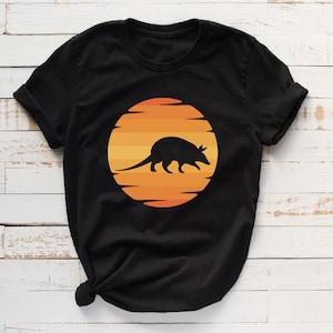Gürteltier-Shirt - Gürteltier-Retro Sonnenuntergang - Premium-Unisex Classic Fit T-Shirt - Gürteltier-Liebhaber-Geschenk S0063