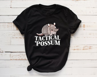 Camisa Armadillo - Táctica 'Possum - Camiseta premium unisex de ajuste clásico - Regalo divertido para amantes del armadillo S0059