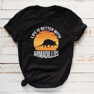 Armadillo Shirt - Das Leben ist besser mit Gürteltieren - Retro Sonnenuntergang - Premium Unisex Classic Fit T-Shirt - Gürteltier Liebhaber Geschenk S0064