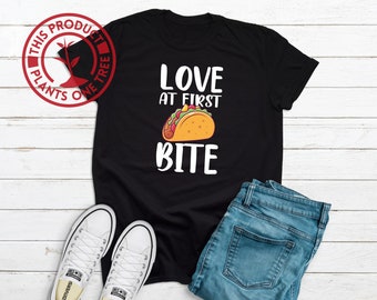 Amor al primer bocado Regalo de taco, Camisa divertida de comida mexicana, Regalo divertido divertido para él, Camiseta unisex de taco