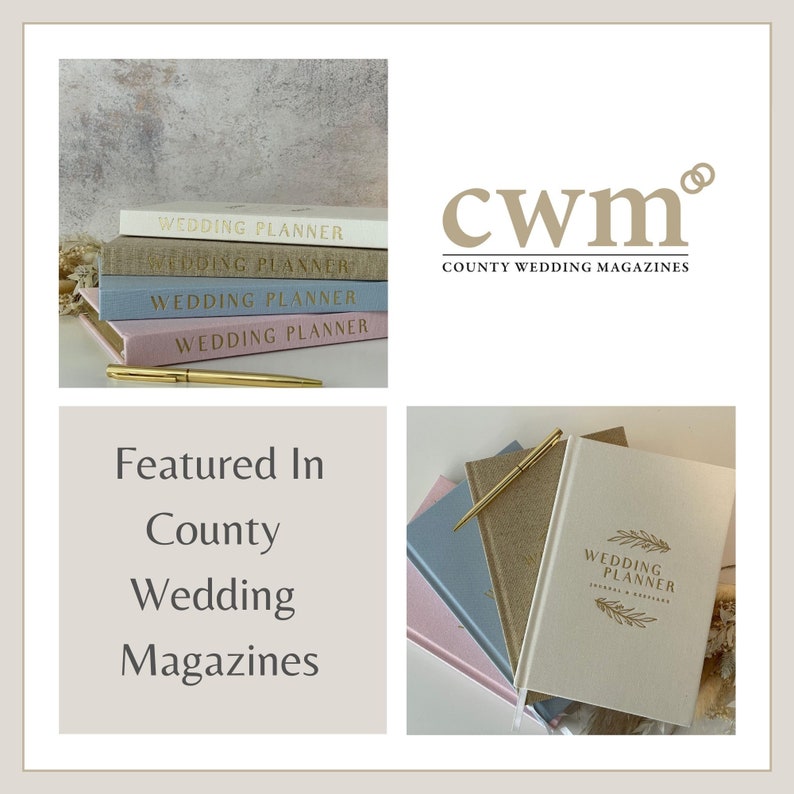 Peut inclure: Une pile de quatre journaux de planification de mariage avec des lettres dor&eacute;es sur les couvertures. Le journal du dessus porte le texte "Wedding Planner" sur la couverture. Les journaux sont empil&eacute;s sur une surface brun clair. L'image comprend &eacute;galement un stylo dor&eacute; et le texte "Featured In County Wedding Magazines".