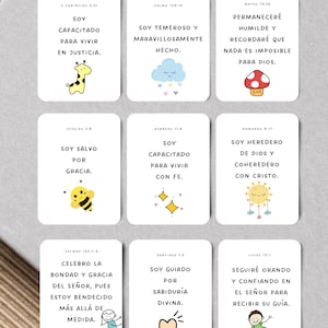 Pode incluir: Nove cartões coloridos com citações inspiradoras e ilustrações. Cada cartão apresenta um versículo bíblico diferente e um animal de desenho animado fofo. Os cartões são brancos com texto preto e são perfeitos para um diário devocional ou de oração.