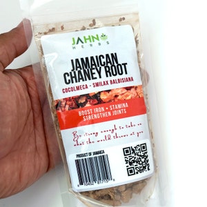 Puede incluir: Una bolsa de plástico transparente que contiene raíz de Chaney jamaicana. La etiqueta dice "JAHN HERBS JAMAICAN CHANEY ROOT COCOLMECA - SMILAX BALBISIANA" con el texto "BOOST IRON • STAMINA • STRENGTHEN JOINTS". Producto de Jamaica.