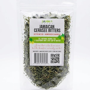 Puede incluir: Una bolsa de plástico transparente llena de hierbas verdes secas. La bolsa tiene una etiqueta blanca con el texto "JAMAICAN CERASEE BITTERS" y otros detalles sobre la infusión de hierbas. La etiqueta también incluye un código de barras y un código QR.