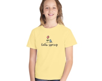 Camiseta Hola Primavera: Camiseta minimalista con estampado de flores y pájaros en tonos pastel.