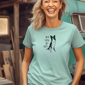 Puede incluir: Camiseta azul claro con una ilustraci&oacute;n en blanco y negro de un perro y el texto "ARE YOU UP YET?". La camiseta tiene mangas cortas y est&aacute; hecha de un material suave.