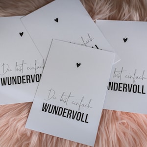 Könnte beinhalten: Vier weiße Karten mit schwarzem Text und einem kleinen schwarzen Herz in der oberen Ecke. Der Text auf den Karten lautet "Du bist einfach WUNDERVOLL".