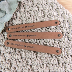 Label als Aufhänger für Topflappen "... gekocht“ mit Schraube