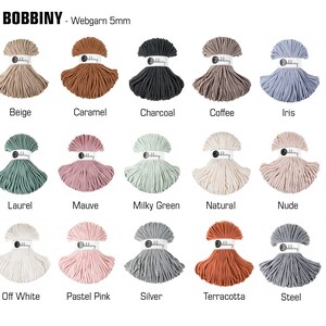 K&ouml;nnte beinhalten: Eine Sammlung von 15 Spulen mit 5 mm dickem Baumwollgarn in verschiedenen Farben, darunter Beige, Karamell, Anthrazit, Kaffee, Iris, Lorbeer, Mauve, Milchig Gr&uuml;n, Natur, Nude, Wei&szlig;, Pastellrosa, Silber, Terrakotta und Stahl. BOBBINY - Webgarn 5mm ist oben im Bild aufgedruckt.