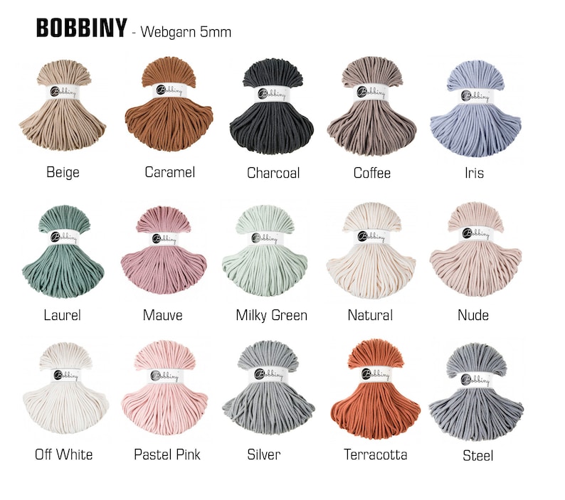 K&ouml;nnte beinhalten: Eine Sammlung von 15 Spulen mit 5 mm dickem Baumwollgarn in verschiedenen Farben, darunter Beige, Karamell, Anthrazit, Kaffee, Iris, Lorbeer, Mauve, Milchig Gr&uuml;n, Natur, Nude, Wei&szlig;, Pastellrosa, Silber, Terrakotta und Stahl. BOBBINY - Webgarn 5mm ist oben im Bild aufgedruckt.