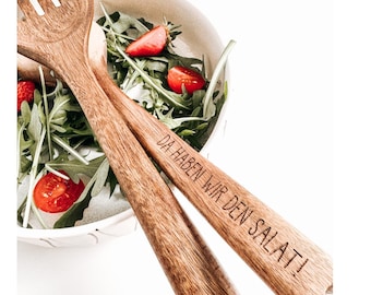 Salatbesteck aus Holz mit Gravur auf dem Löffel-Stiel " Da haben wir den Salat ! "