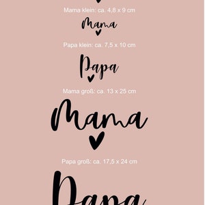May include: A pink background with black text and hearts. The text reads "Mini: ca. 6.5 x 10 cm Mini", "Mama klein: ca. 4.8 x 9 cm Mama", "Papa klein: ca. 7.5 x 10 cm Papa", "Mama gro&szlig;: ca. 13 x 25 cm Mama", and "Papa gro&szlig;: ca. 17.5 x 24 cm Papa".