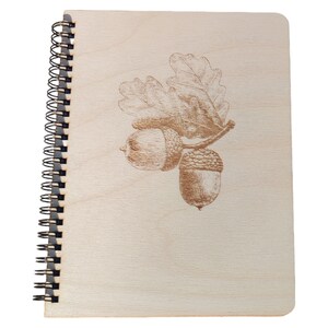 Peut inclure: Un carnet à spirales en bois avec un motif d'écorce de chêne et de feuille brun.