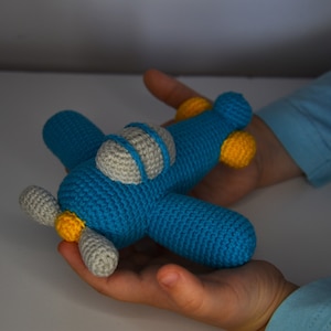 Flugzeug, gestricktes Spielzeug, gehäkeltes Flugzeug, Geschenk in Form eines Flugzeuges, gestricktes Flugzeug, Fliegerrequisite, Geschenk für einen Piloten, Spielzeugflugzeug,