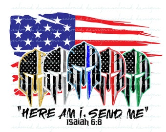 Può includere: Cinque elmi spartani in fila, ognuno con un diverso design di bandiera americana: nero e oro, nero e argento, nero e blu, nero e rosso e nero e verde. Gli elmi sono davanti a una bandiera americana rovinata. Il testo "HERE AM I. SEND ME" e "Isaiah 6:8" è sotto gli elmi.