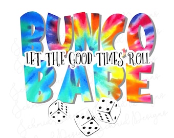 Może przedstawiać: Wzór tie-dye z napisami "Bungo Babe" i "Let the good times roll". Pod tekstem znajdują się trzy kostki do gry.