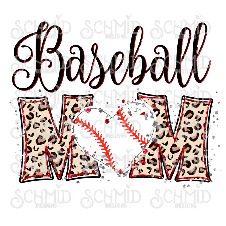 Może przedstawiać: Grafika Baseball Mom z czerwonym, białym i czarnym sercem baseballowym w środku liter. Litery są pokryte wzorem w panterkę z srebrnym brokatem.