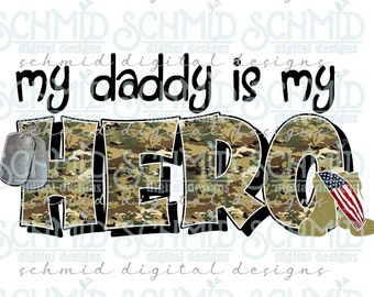 Könnte beinhalten: Ein digitales Design mit dem Text "My Daddy is My Hero" in schwarzen Buchstaben. Das Wort "Hero" ist in einer großen, fetten Schrift und mit einem Tarnmuster verziert. Zwei silberne Hundemarken hängen oben am "H". Eine kleine amerikanische Flagge ist oben in das "O" gesteckt.