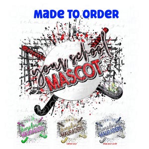 Puede incluir: Un diseño de sublimación con un palo de hockey y un círculo blanco con el texto "Your School Mascot" en rojo y negro. El diseño está rodeado de salpicaduras en blanco y negro y un patrón de cuadrícula en blanco y negro. Se muestran tres variaciones del diseño a continuación, cada una con un esquema de color diferente: verde, dorado y azul.