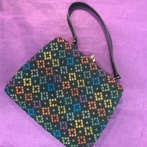 Vintage 1960s/70s walisische Wolle Tapisserie und Kunstleder Handtasche, Dunkelgrün mit regenbogenfarbenen Diamanten, Retro Geschenk