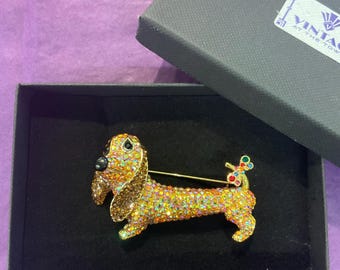 BUTLER & WILSON バトラー&ウィルソン ダルメシアン犬 ブローチ Vintage Butler and Wilson Gold Large Rainbow Dashund Brooch - Etsy