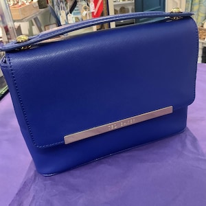 vintage sac à main/sac à bandoulière en similicuir bleu royal de style cartable Ted Baker, rarement, voire jamais utilisé, sac à poussière à l'intérieur