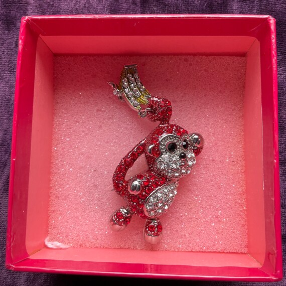Butler brooch deals