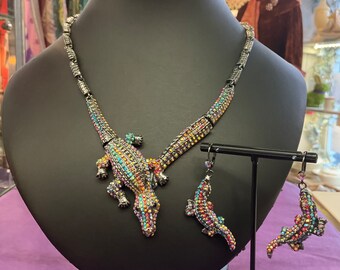 Ensemble vintage collier crocodile et boucles d'oreilles pendantes en strass arc-en-ciel avec strass Butler et Wilson, fierté, bal de promo, cadeaux pour eux