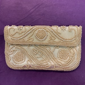 Bolso de noche vintage de satén marfil con cuentas de perlas sintéticas, década de 1960, para bodas, eventos formales y regalos sostenibles