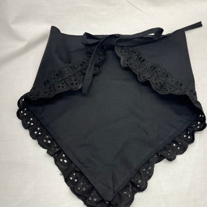 Puede incluir: Bandana de algod&oacute;n negro con ribete de encaje y cierre de lazo.