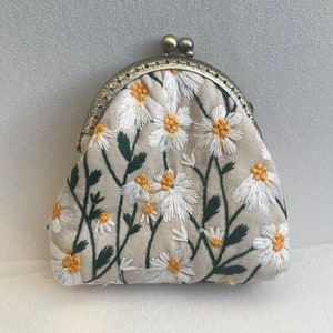 Bolsa com fecho de beijo bordado Daisy, porta-moedas/cartões, feita à mão no Reino Unido