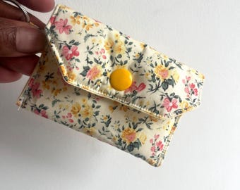 Handgemaakte AirPod-hoes met fijne print en sleutelhanger