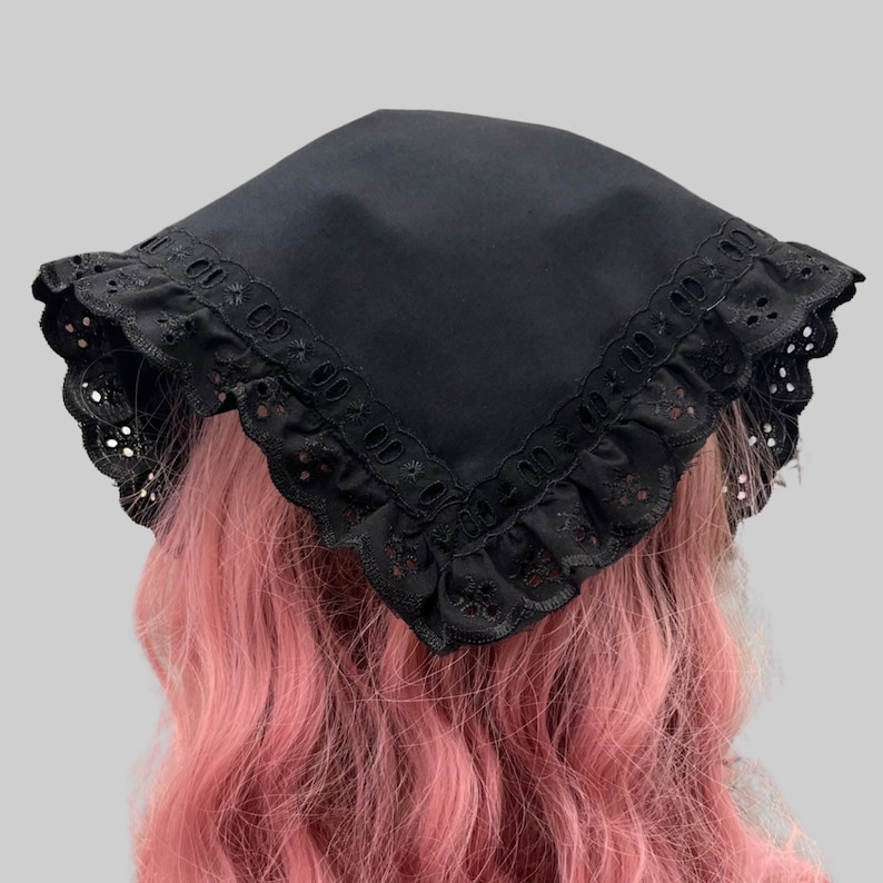 Puede incluir: Un pa&ntilde;uelo negro con ribete de encaje y borde festoneado. El pa&ntilde;uelo est&aacute; hecho de una tela suave y ligera, perfecto para a&ntilde;adir un toque de elegancia a cualquier atuendo.
