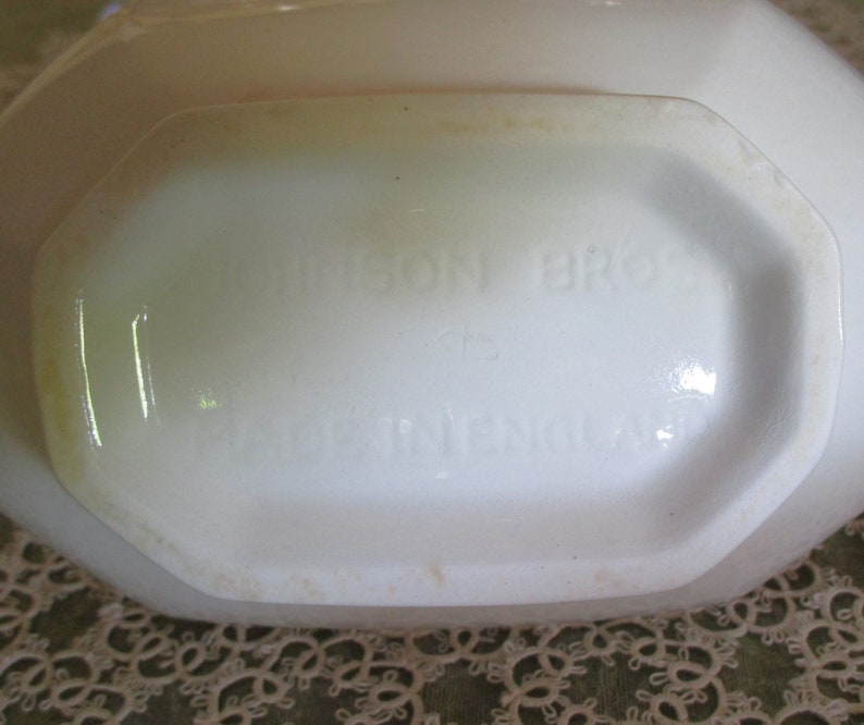 New Listing Vintage Johnson Bros. Heritage White Gravy Boat & Underplate Relish Tray, Excellent Condition image 8