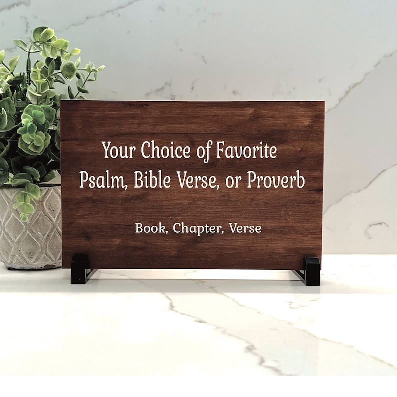 Pode incluir: Uma placa de madeira com o texto "Your Choice of Favorite Psalm, Bible Verse, or Proverb" e "Book, Chapter, Verse".
