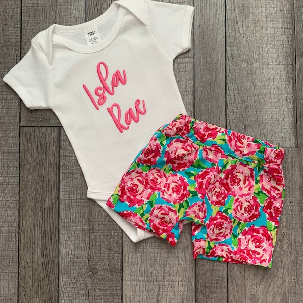 Pantaloncini da bambino con giglio rosa floreale brillante e tutina o t-shirt o outfit da ragazza abbinati