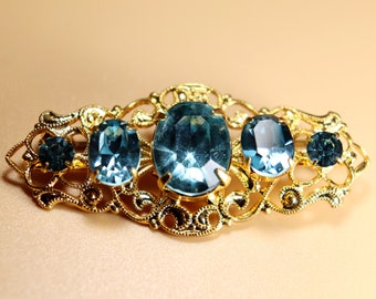 Broche de filigrana de diamantes de imitación de aguamarina Vintage/broche de cristal azul de tono dorado 1960s/broche de bisutería de mediados de siglo