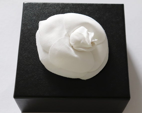 Auth CHANEL Haute Couture White Camellia Brooch Vintage -  Sweden