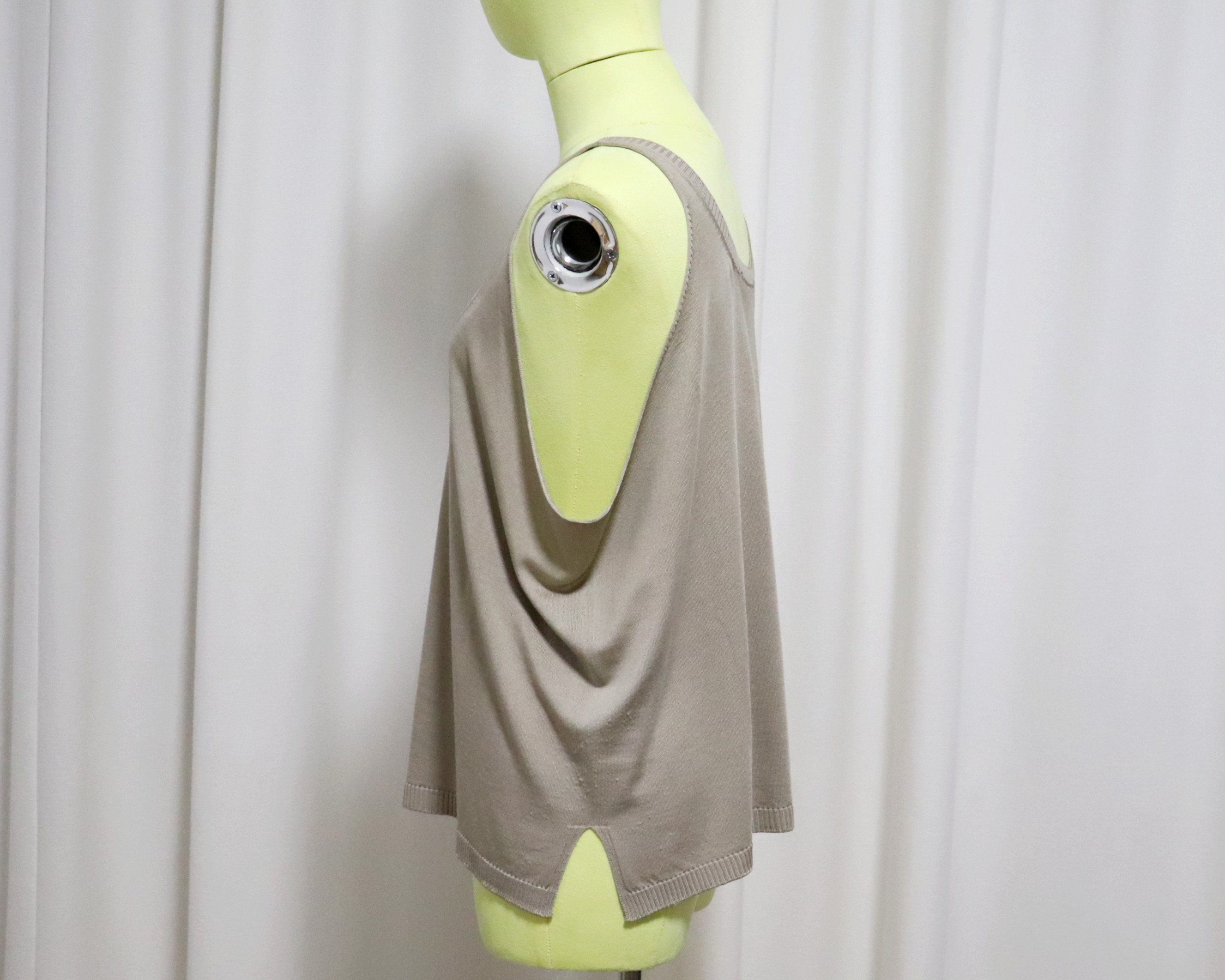 PRADA シルクニットトップス | ベージュ ルーズフィット ノースリーブ