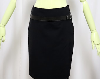 Saia Gucci Tom Ford Y2K | Saia de lã preta vintage icônica dos anos 90, original Gucci | Saia lápis com fenda na altura do joelho e cinto de couro | Tamanho da saia 42