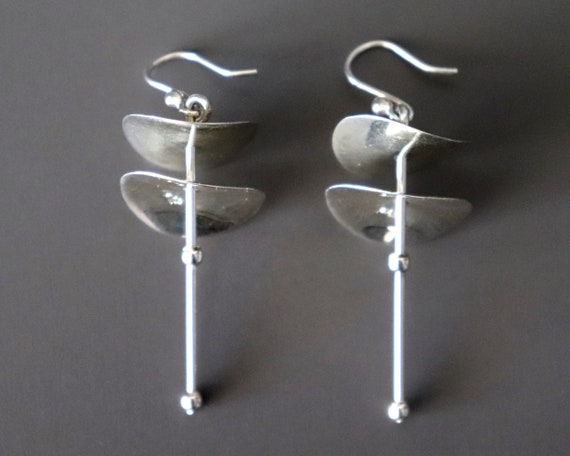 Modernist Silver Dangle Disks Earrings | Minimalis