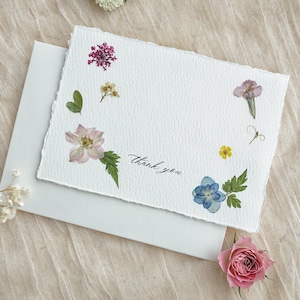 Cartões de agradecimento artesanais com flores prensadas, cartões de agradecimento carimbados com envelope, cartão de agradecimento com borda serrilhada, lembrancinhas de casamento exclusivas