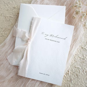 Minimale Hochzeitstag Karte mit Seidenbändchen | An meine Brautjungfer, Schwester, Mama, Papa, Freund | Elegantes personalisiertes Geschenk von Braut