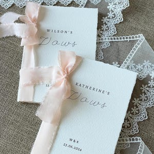 Set di 2 libri per i voti nuziali minimalisti, libretto personalizzato con nastro di seta, diario dei voti in carta strappata a mano, elegante ricordo memorabile